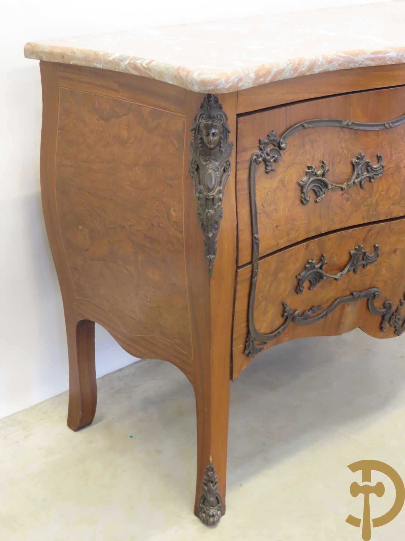 Wortelnotehouten gegalbeerde tweeladencommode met bronzen accanthusranken op lades, bronzen trekkers en dameshoofden opzij