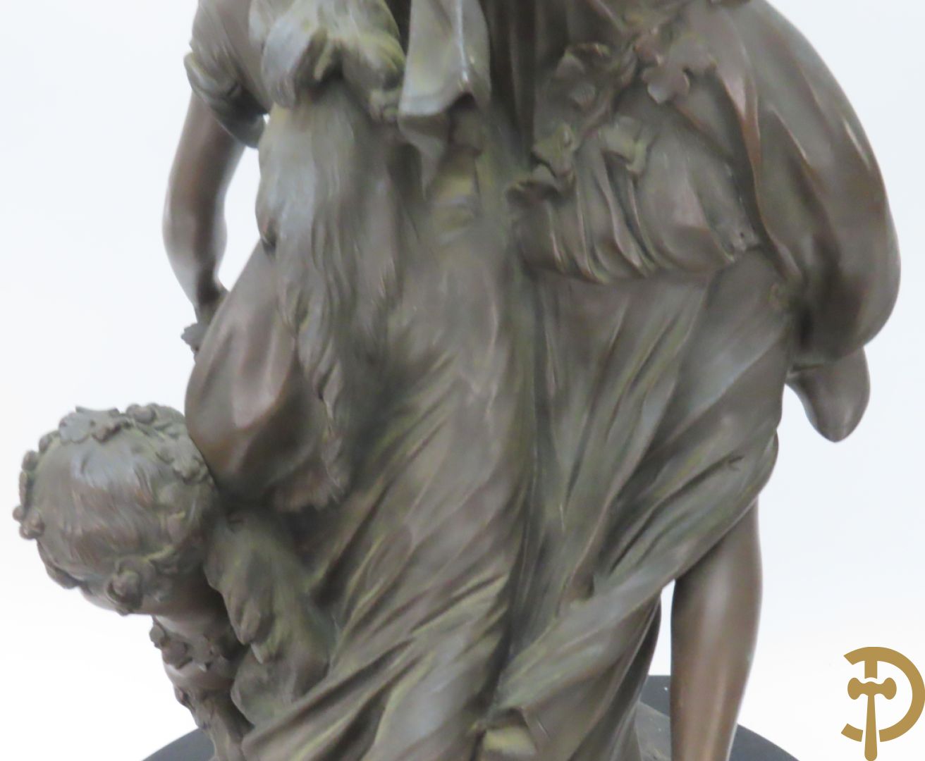 CLODION getekend - Paar elegante bronzen dames met tambour en fruit, geflankeerde door jonge faune, op marmeren klokstel - opgebouwd als garnituur met 2 kandelaars met bronzen kindjes dragende een toorts met bloemen en kaarsen