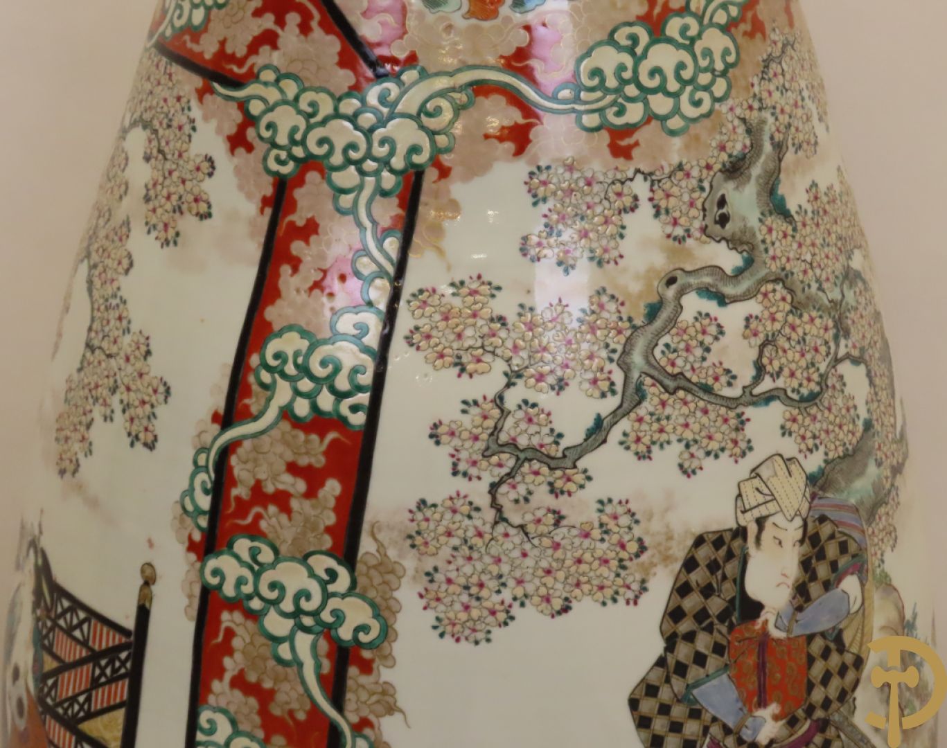 Japanse porseleinen waaiervaas met decor van geisha en krijger, bovenaan met florale motieven