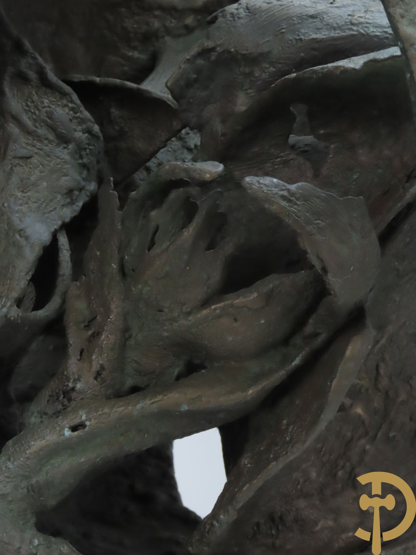 LAMPENS Mark getekend op arduinene sokkel - Kegelvormige bronssculptuur met grillig rolwerk