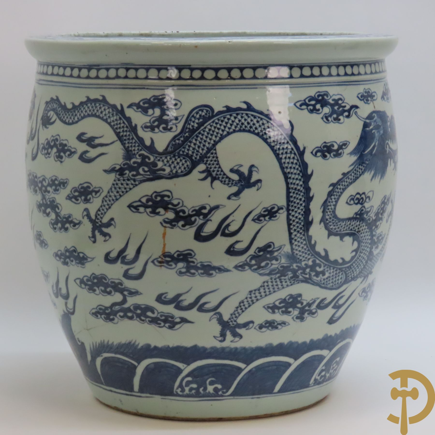 Chinese porseleinen blauw - witte cachepot met met drakenmotieven en wolkendecor