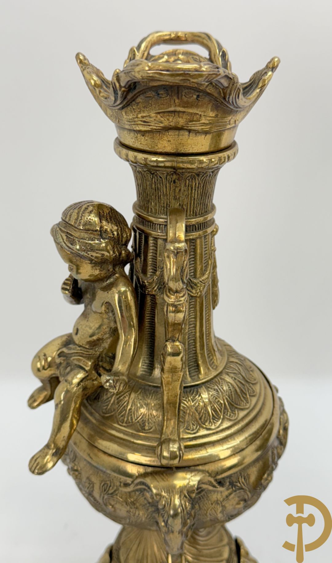 Paar koperen cassolettes bezet met ramskoppen dragende een cupido + koperen beeld van jongeman met zevenarmige kandelaar