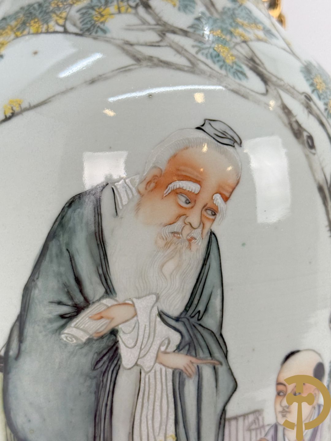 Chinese porseleinen vaas met decor van wijsgeer omgeven door kinderen