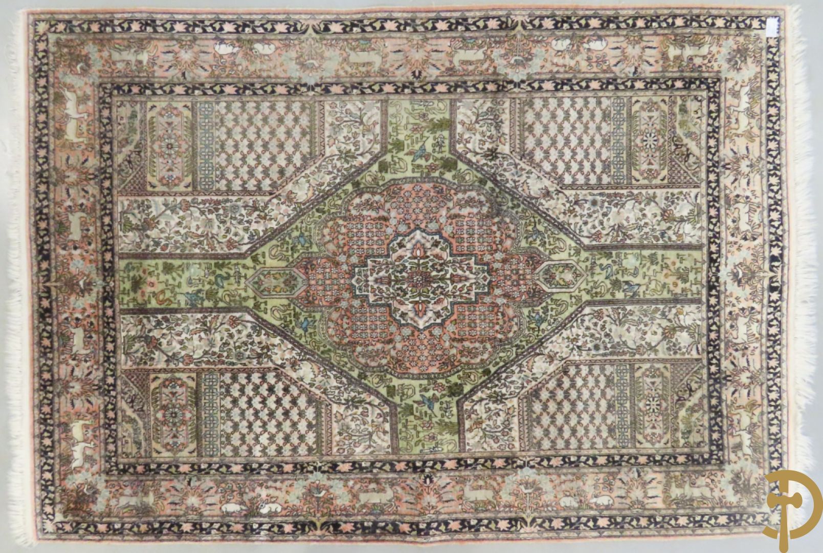 Oosters handgeknoopt zijden tapijt met bloemen- dierenmotieven