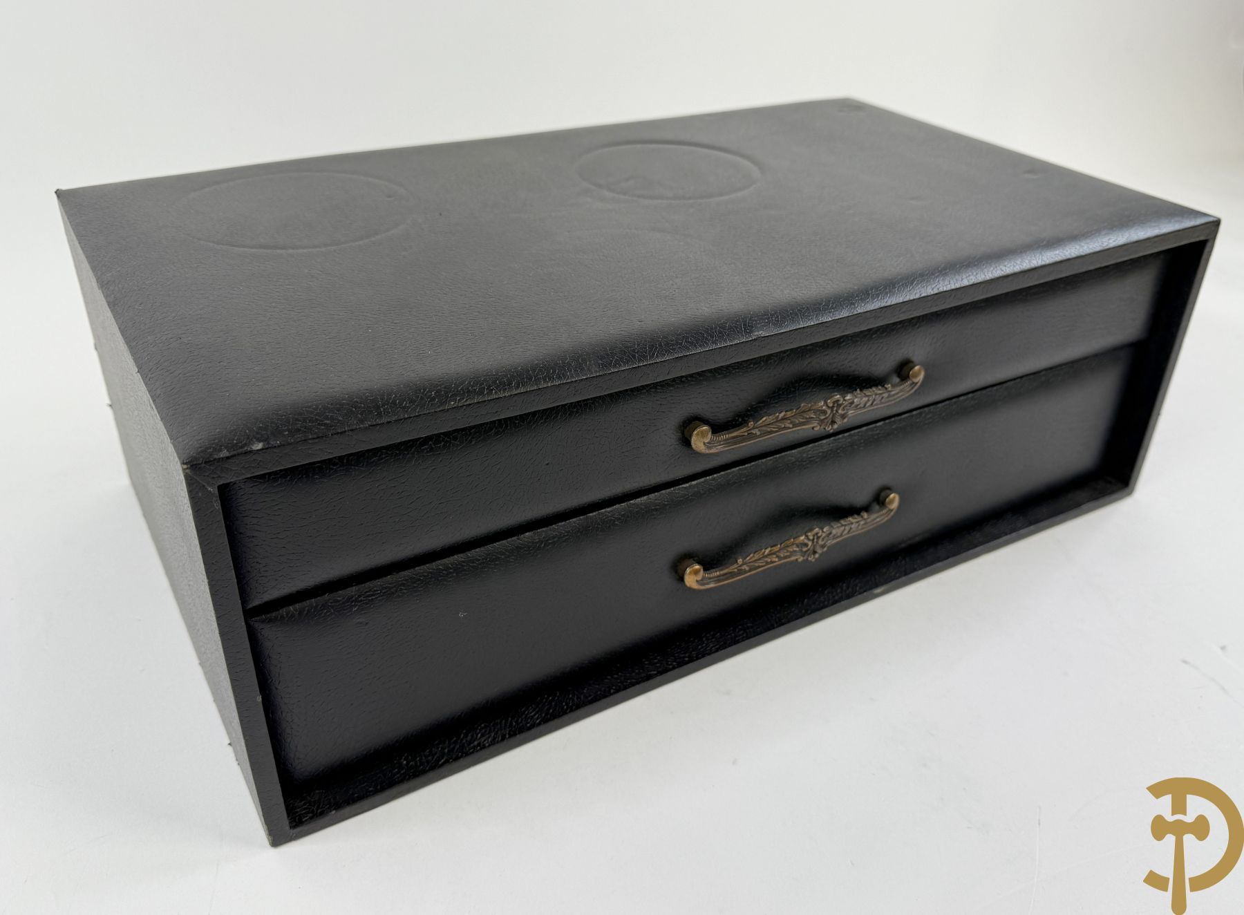 Verzilverd bestek Christoffle, model Marly bestaande uit 12 messen, 12 vorken, 12 lepels, 12 dessertvorken en 12 dessertlepels, 6 visvorken en 6 vismessen, 9 koffielepels en pollepel in schrijn