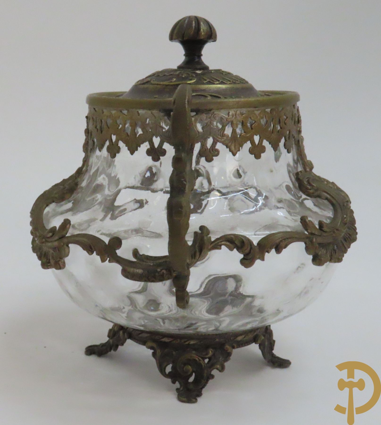 Twee decanteurs + olie- en azijnstel + 2 schenkkannen + twee-orig dekselpotje