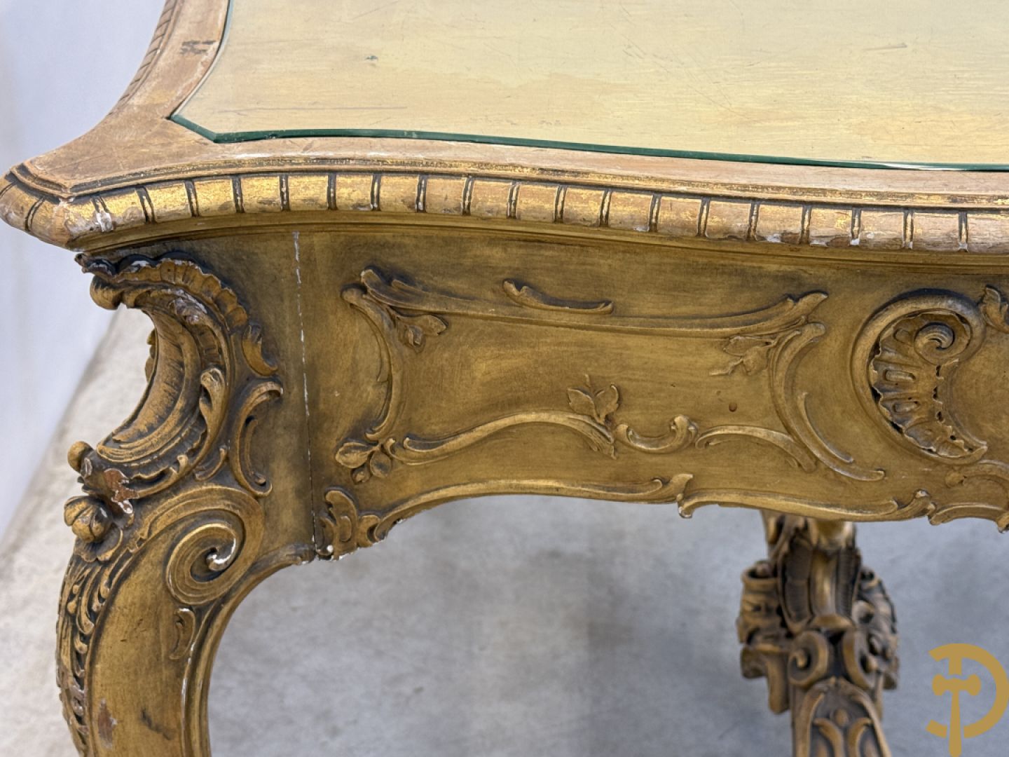 Vergulde tafel met rocailles en geslepen glazen blad op voluutvormige poten, Louis XV stijl