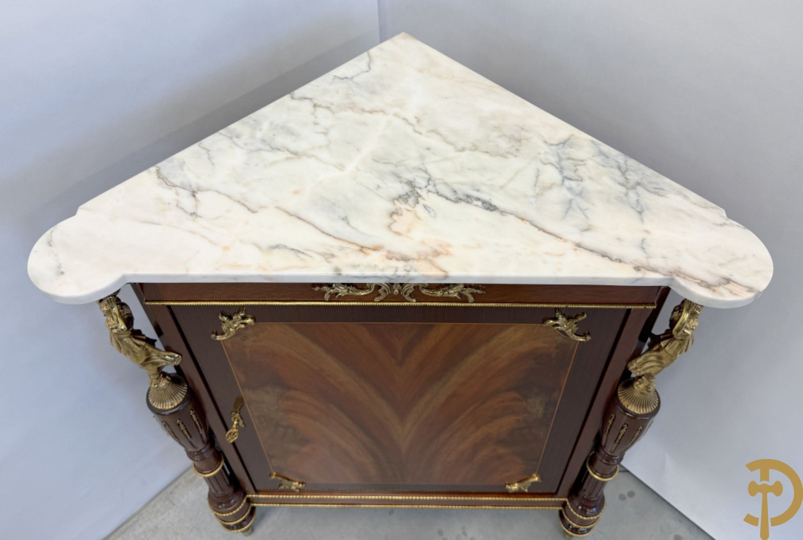 Notelaren hoekkast bekroond met dame, zijdelings met ballusters - met wit marmeren blad