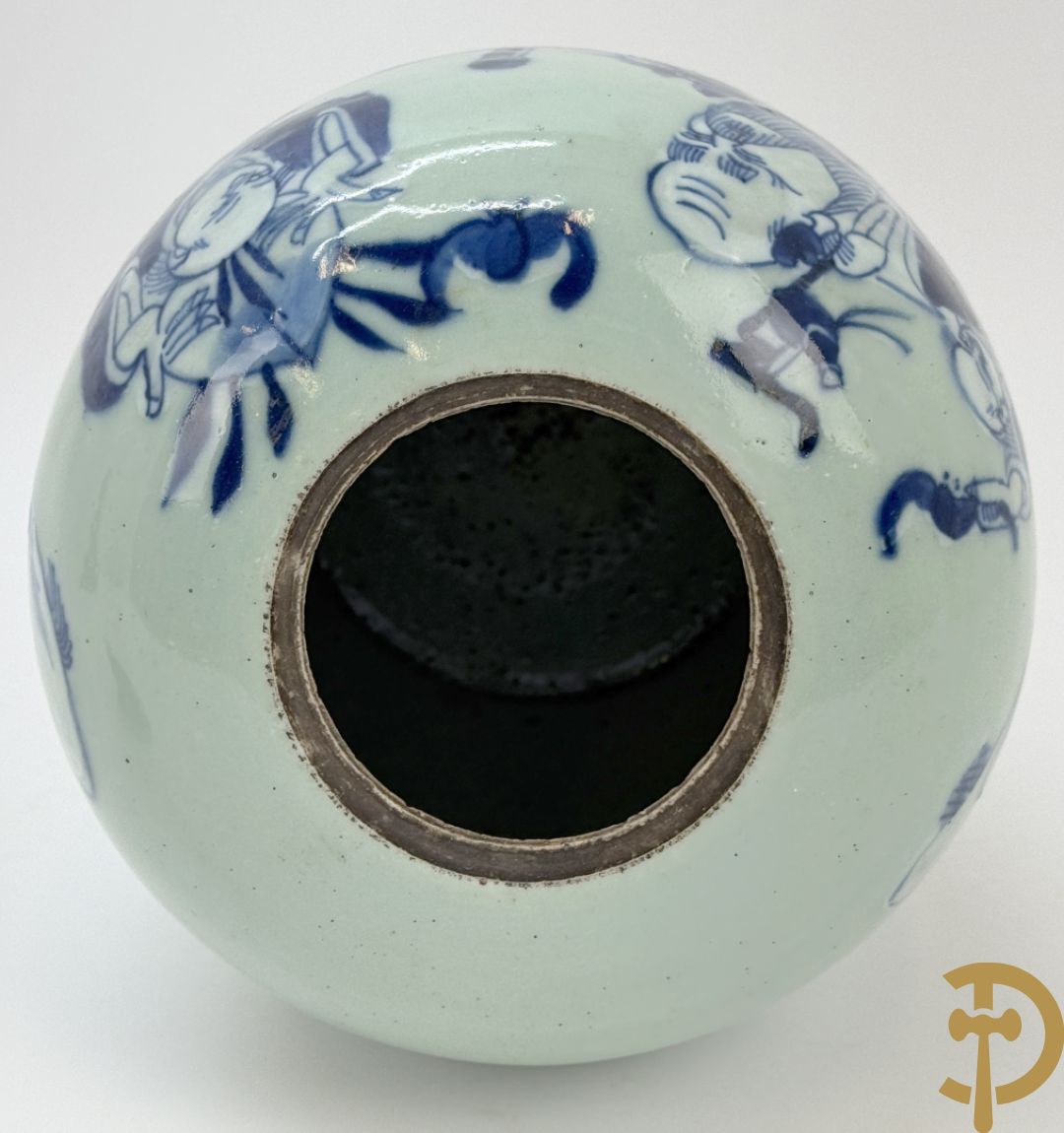 Chinese blauw/wit dekselpotiche met wijsgeer en dansende personages