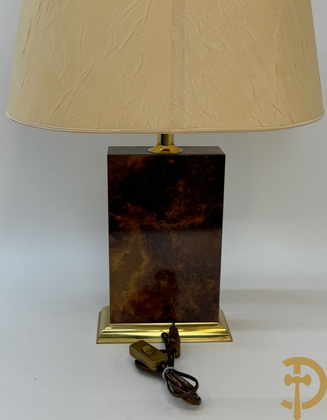 Vintage salontafel met geslepen glazen blad met bladgoud bewerkt op koperen voeten, Meersman Lucas getekend + 2 sidetables met geslepen glazen blad met bladgoud bewerkt op koperen voet, Meersman Lucas getekend + bijhorende lampadaire