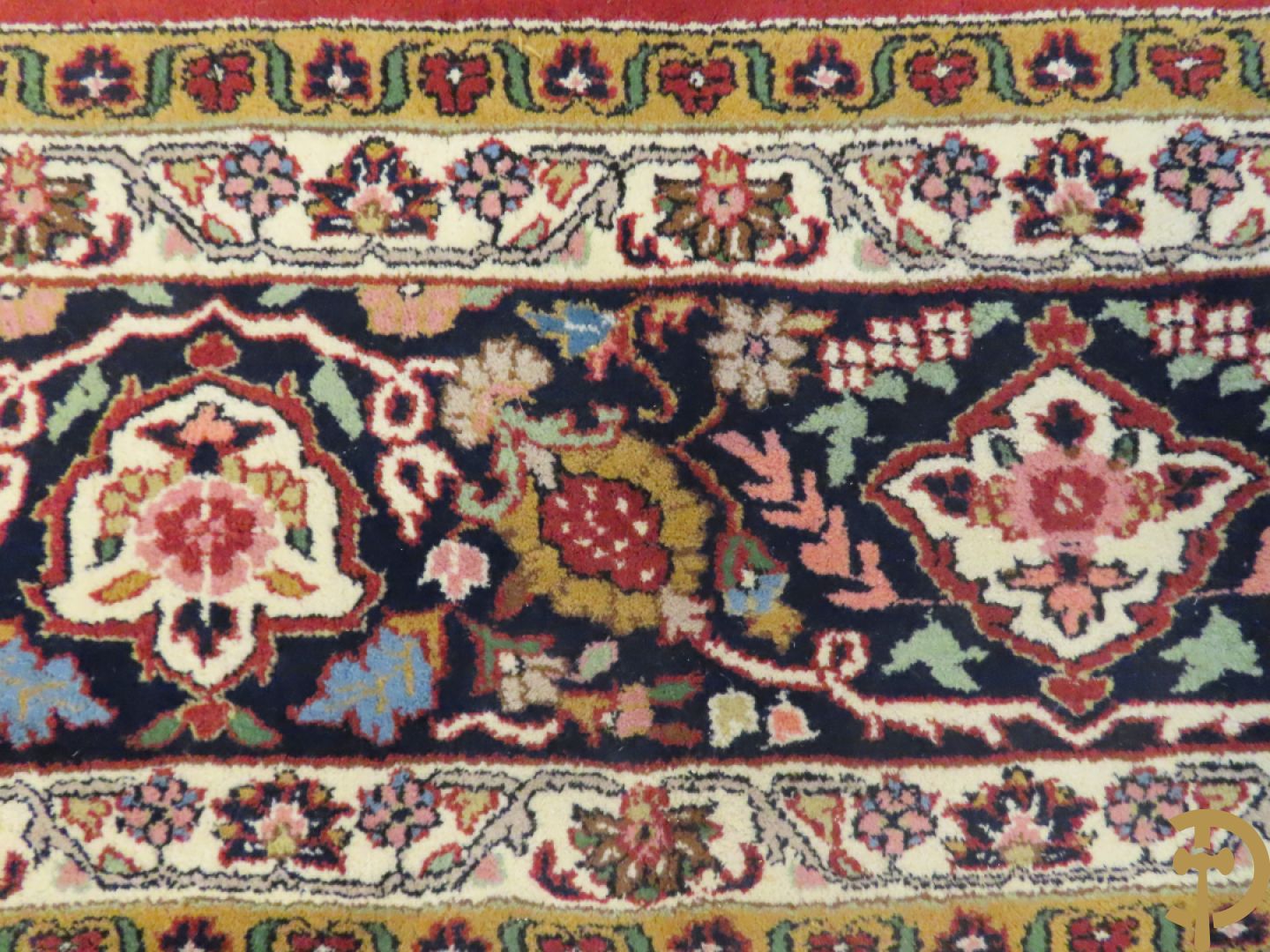 Oosters handgeknoopt tapijt met centraal medaillon en bloemenmotieven op rode fond, Tabriz