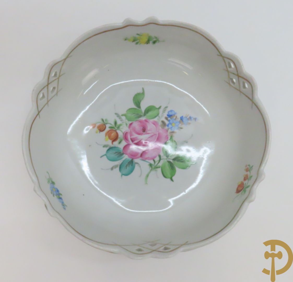 Driearmige porseleinen kandelaar met bloemenmotieven, onderaan gemerkt Plaue + porseleinen coupe Plaue + Limoges schenkkan met bloemendecor