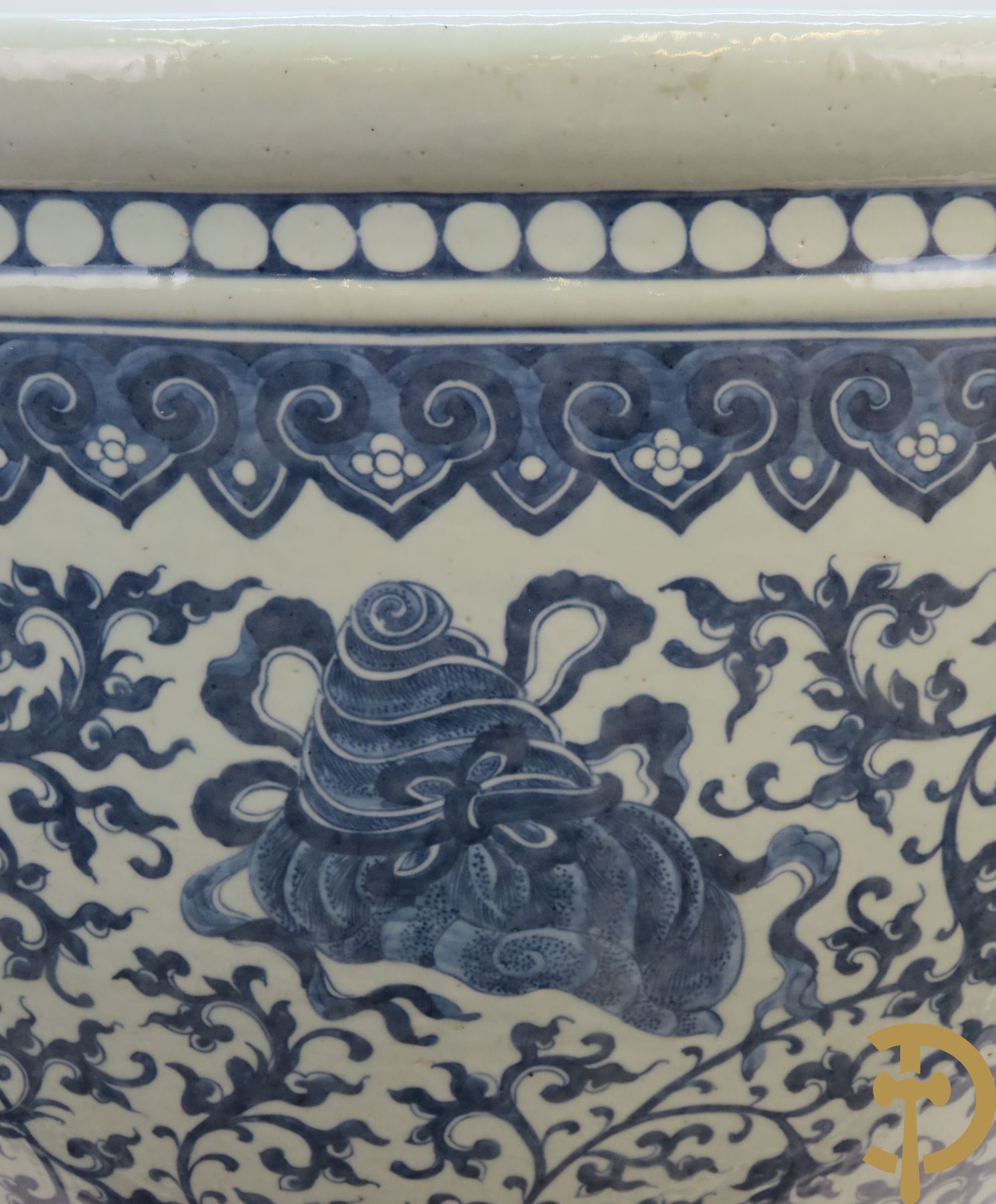 Chinese porseleinen blauw - witte viskom of grote cachepot met lotusslingers, Qian Long 19e