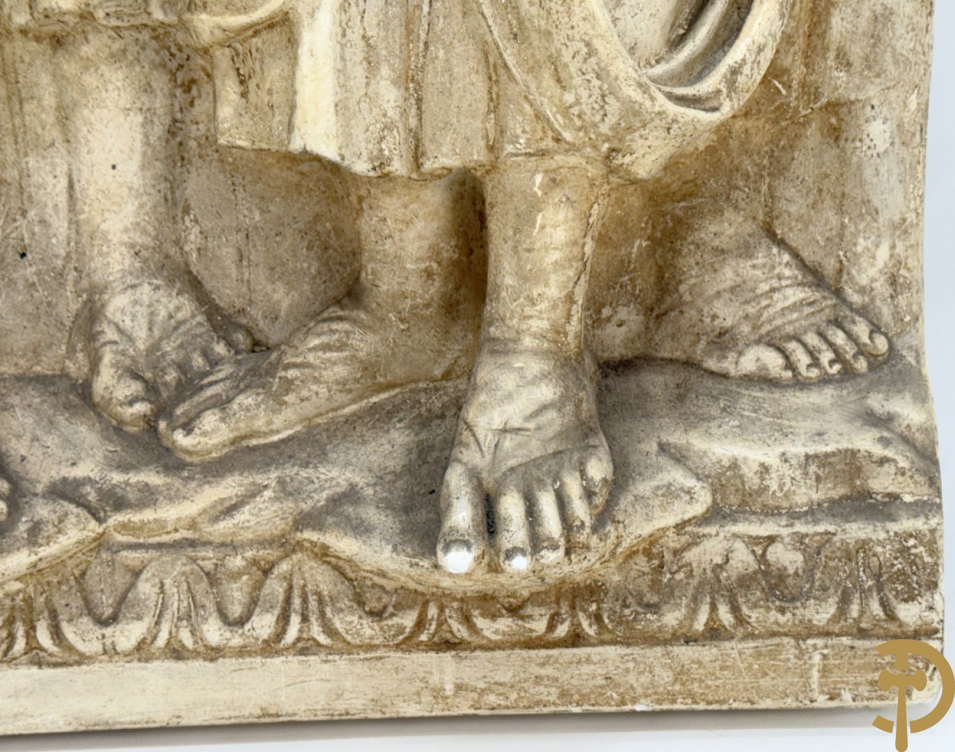 Gipsen basrelief met een zingend jongerenkoor