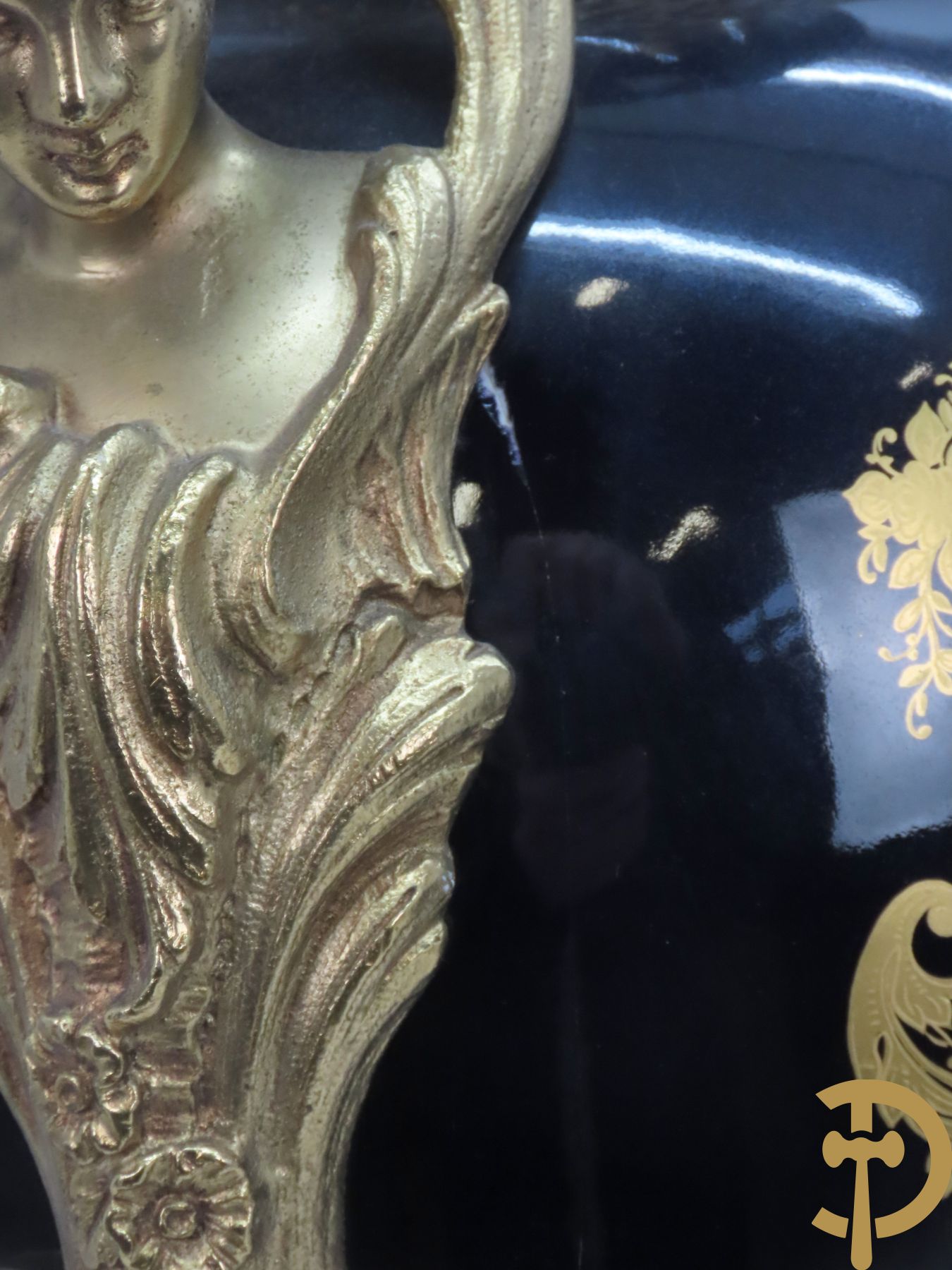 Paar Sèvres stijlvazen met geanimeerd romantisch decor, zijdelings bezet met bronzen medusahoofden, Rouly getekend