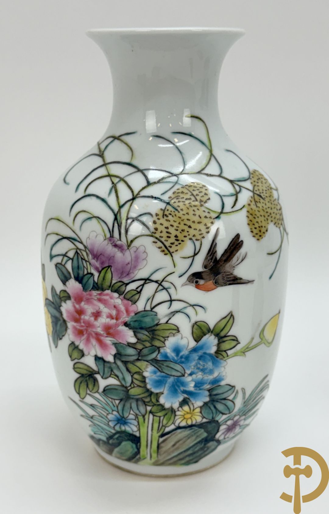 Chinees porseleinen vaasje met bloemendecor, Qinglong + 2 republieksvaasjes + porseleinen damesfiguur