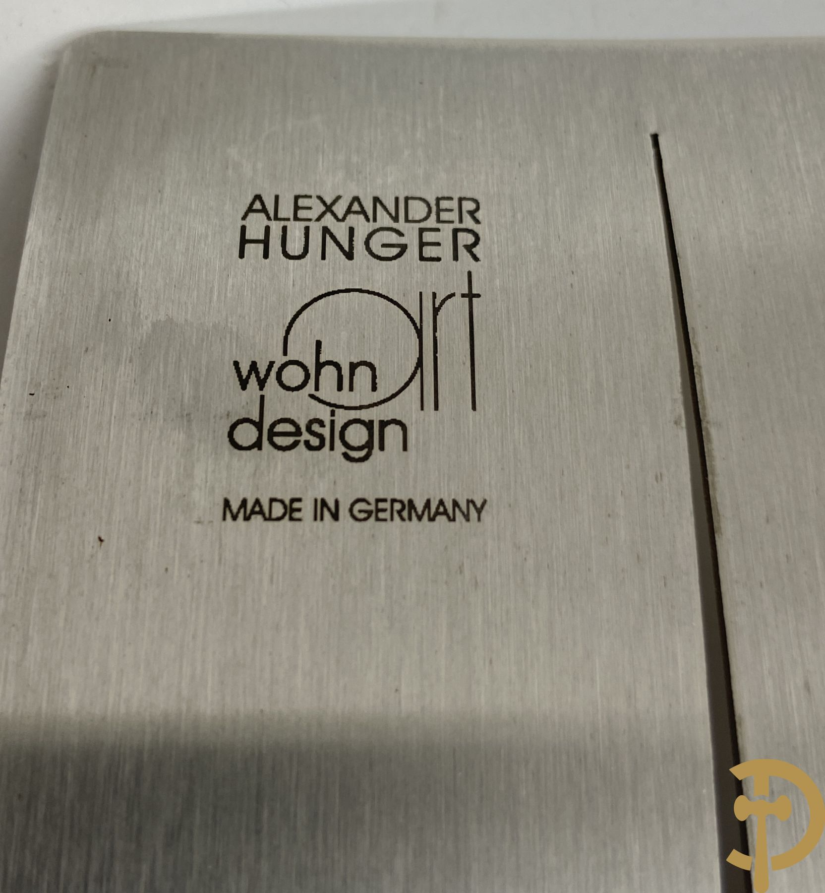 Geajoureerde gebogen inox schaal, onderaan gemerkt  Alexander Hunger woondesign Germany + witgelakte design paraplubak