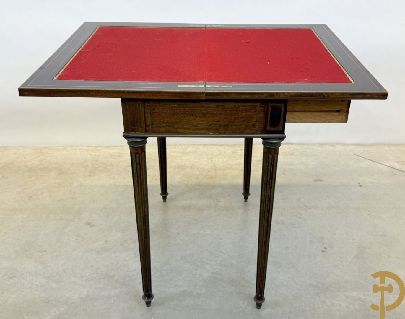 Openklapbare speeltafel en ingewerkt schrijfbureau met koperinlegwerk