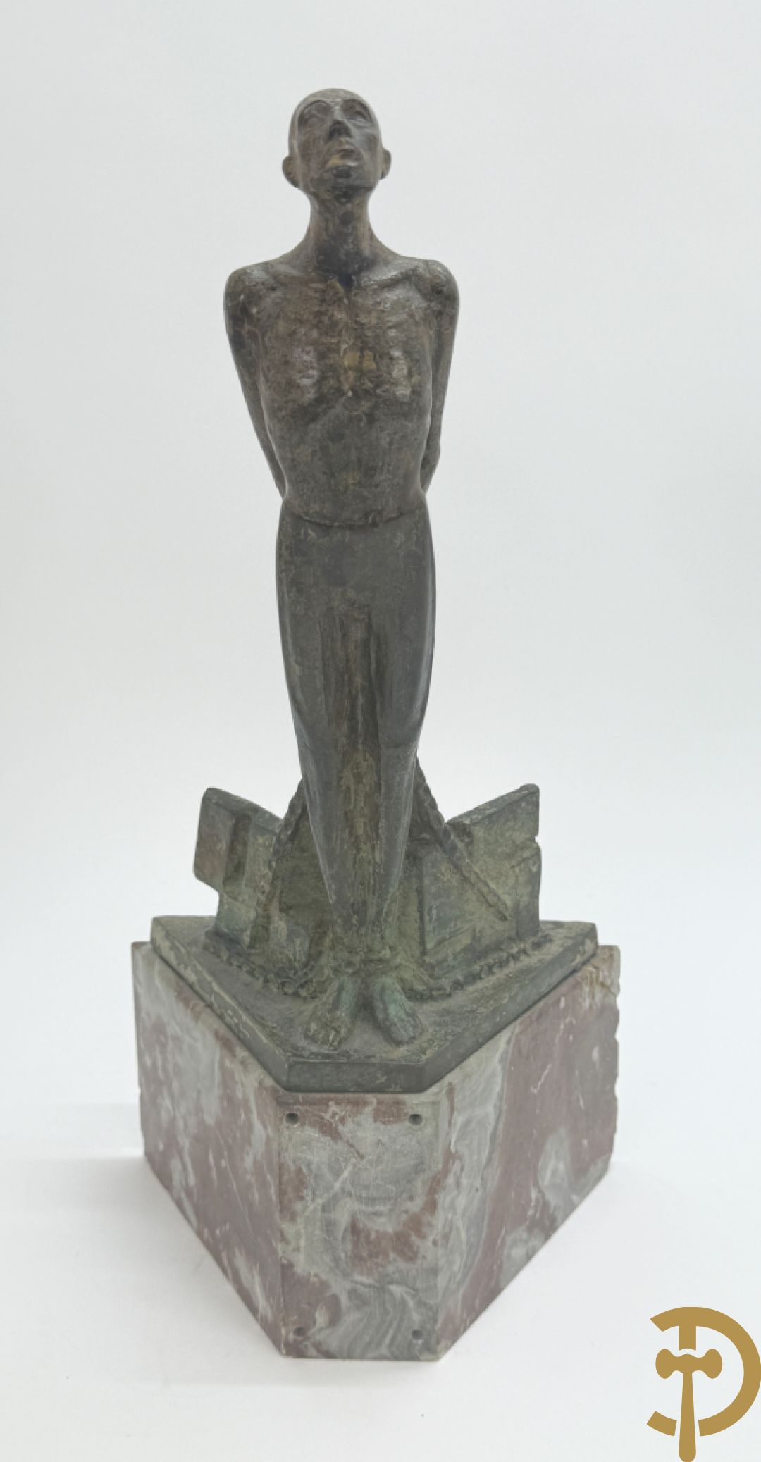 VAN CuL...(?) onleesbaar getekend achteraan Bronzen boegbeeld W.O. II Duits met tekens op marmeren sokkel