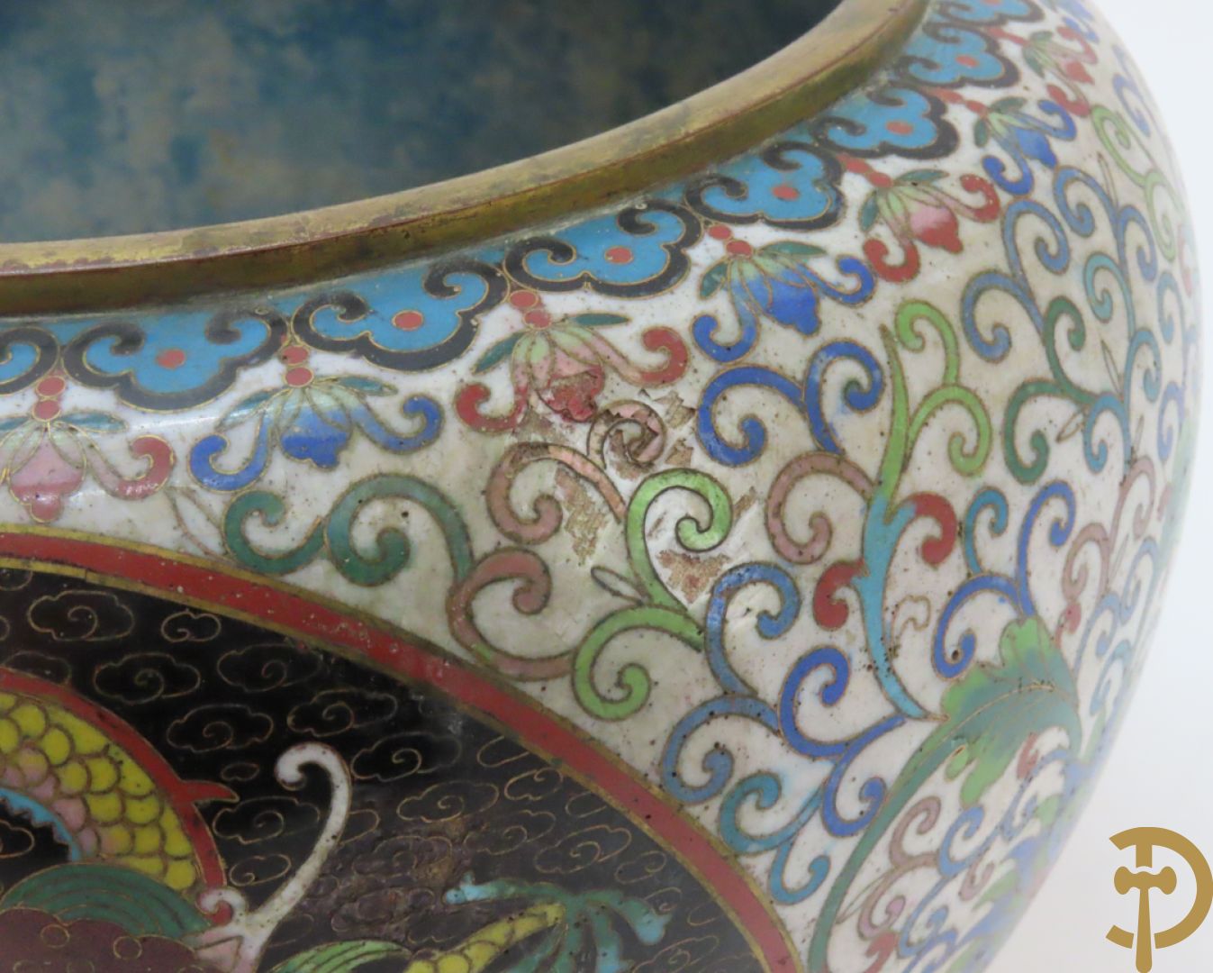 Potiche in cloisoné techniek met decor van draken en olifanten + blauwe cloisoné vaas met bloemendecor op sokkel + kleine cloisoné cachepot + cachepot met drakendecor