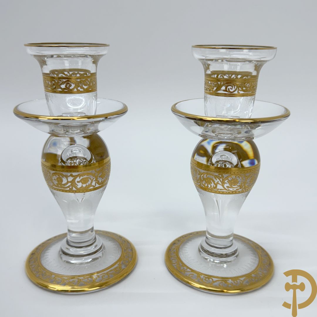 Paar lage kristallen kandelaars, Thistle Or, Saint Louis gemerkt