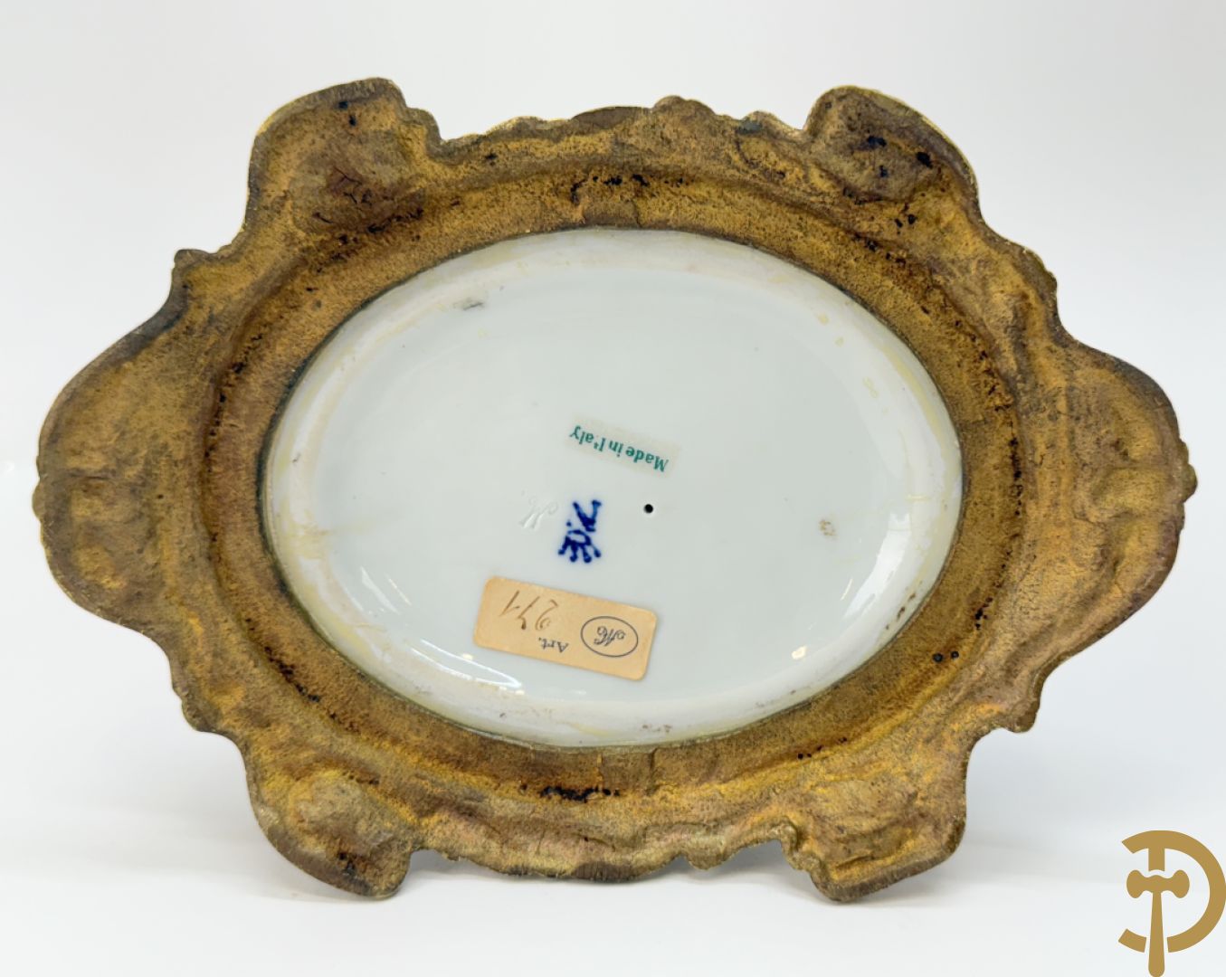 Paar gekleurde porseleinen sierbeeldjes op bronzen voet, Capo di Monte + 2 sierbeeldjes op bronzen voet