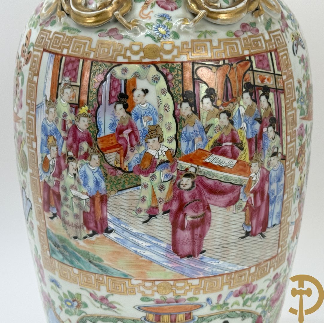 Chinese porseleinen Kanton vaas met geanimeerde hoftaferelen, natuurmotieven, fauna en floradecor