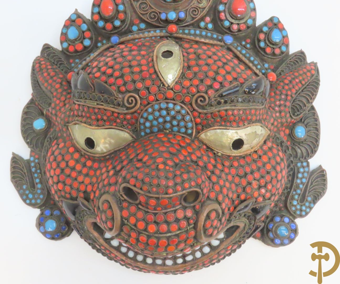 Paar Aziatische koperen maskers met cloisoné techniek