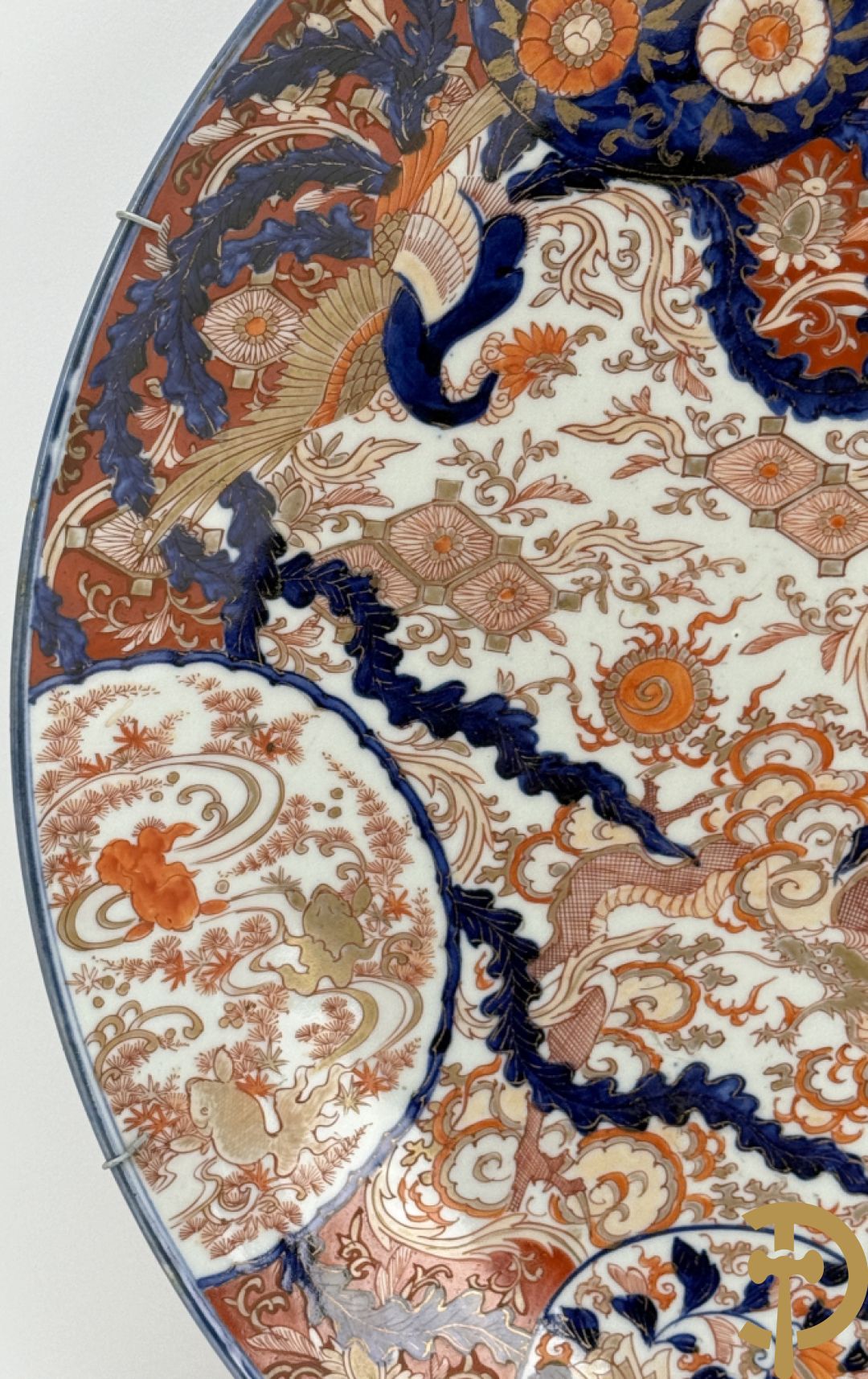 Grote Japanse Imari schotel met decor van draken, vissen en bloemen