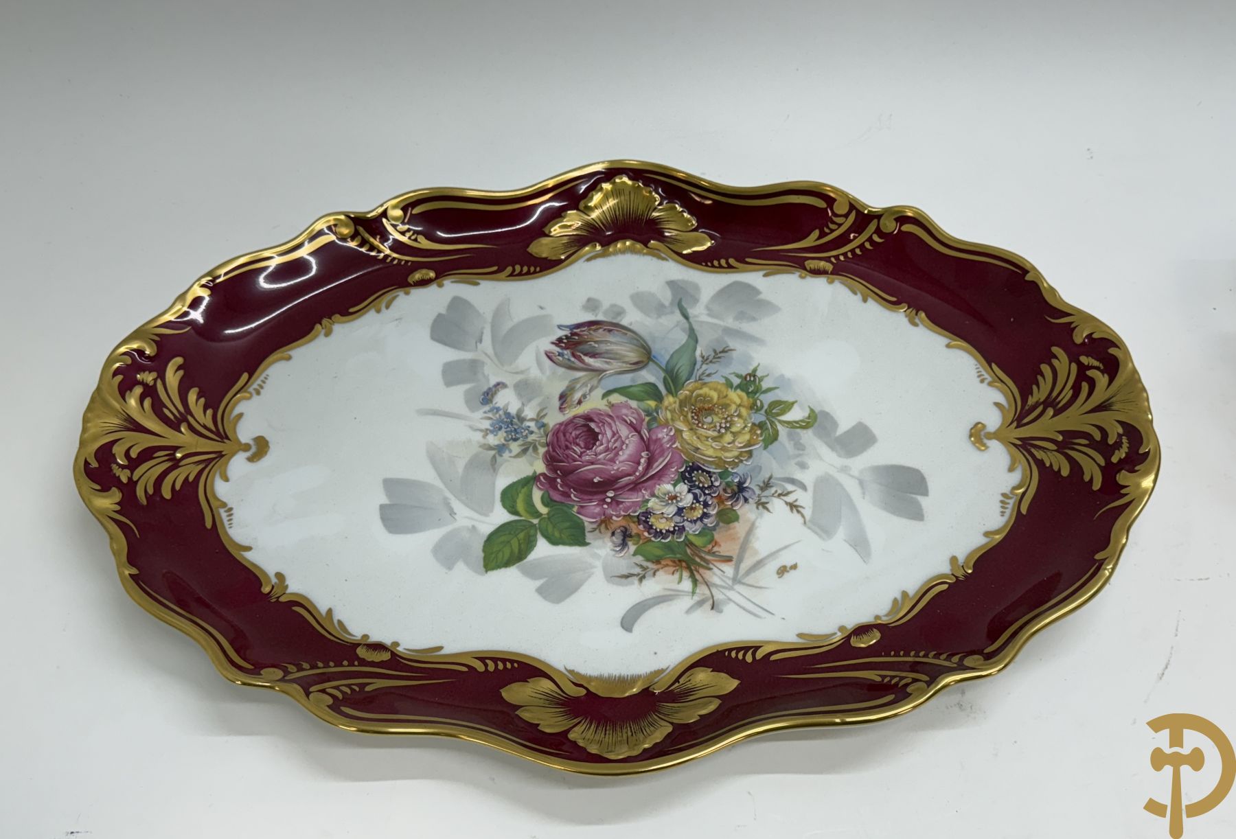 Porseleinen milieu de table (schaal en coupe) Limoges met bloemendecor en vergulde ornamenten, gemerkt onderaan