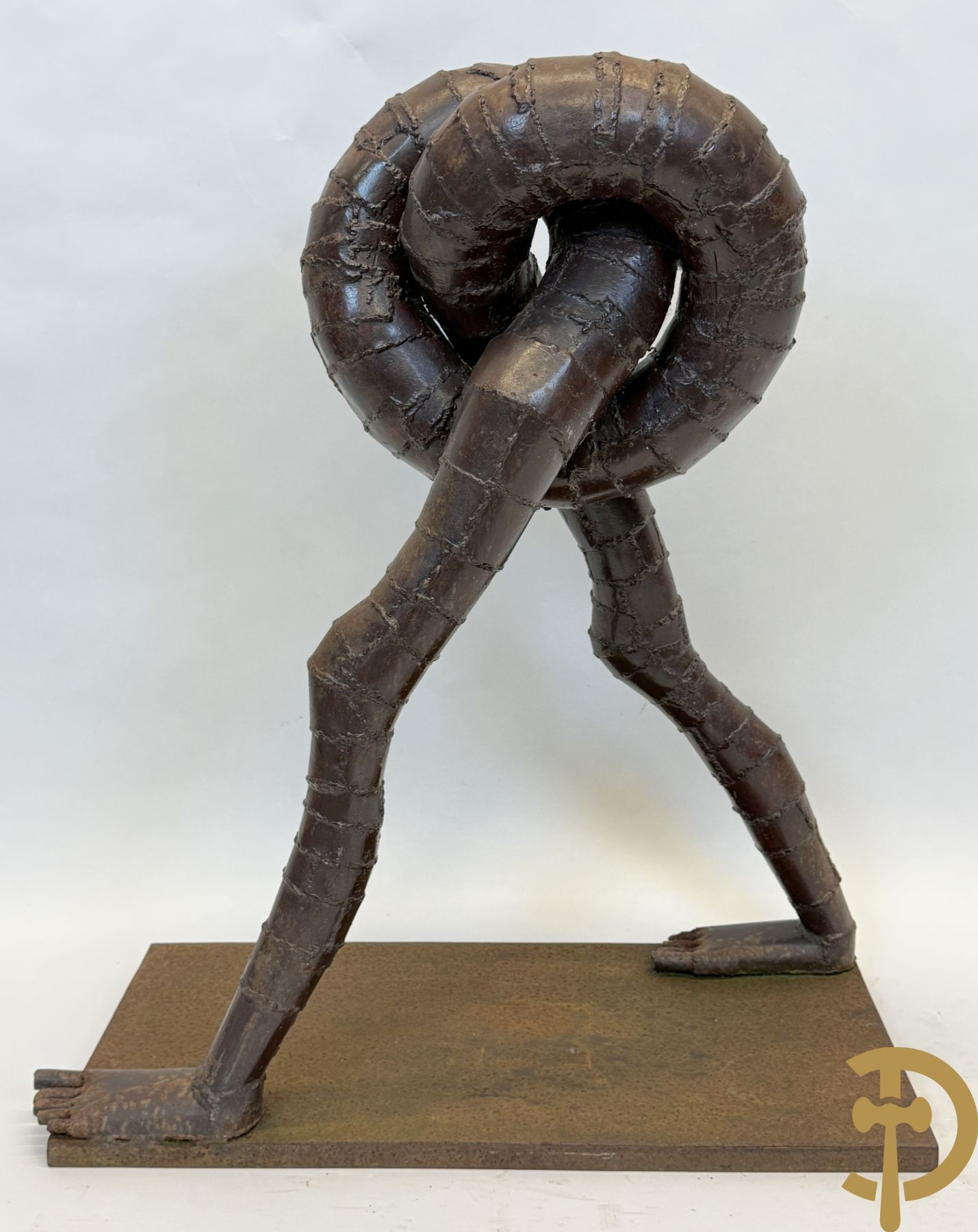 Moderne gepatineerde ijzersculptuur met verstrengelde benen