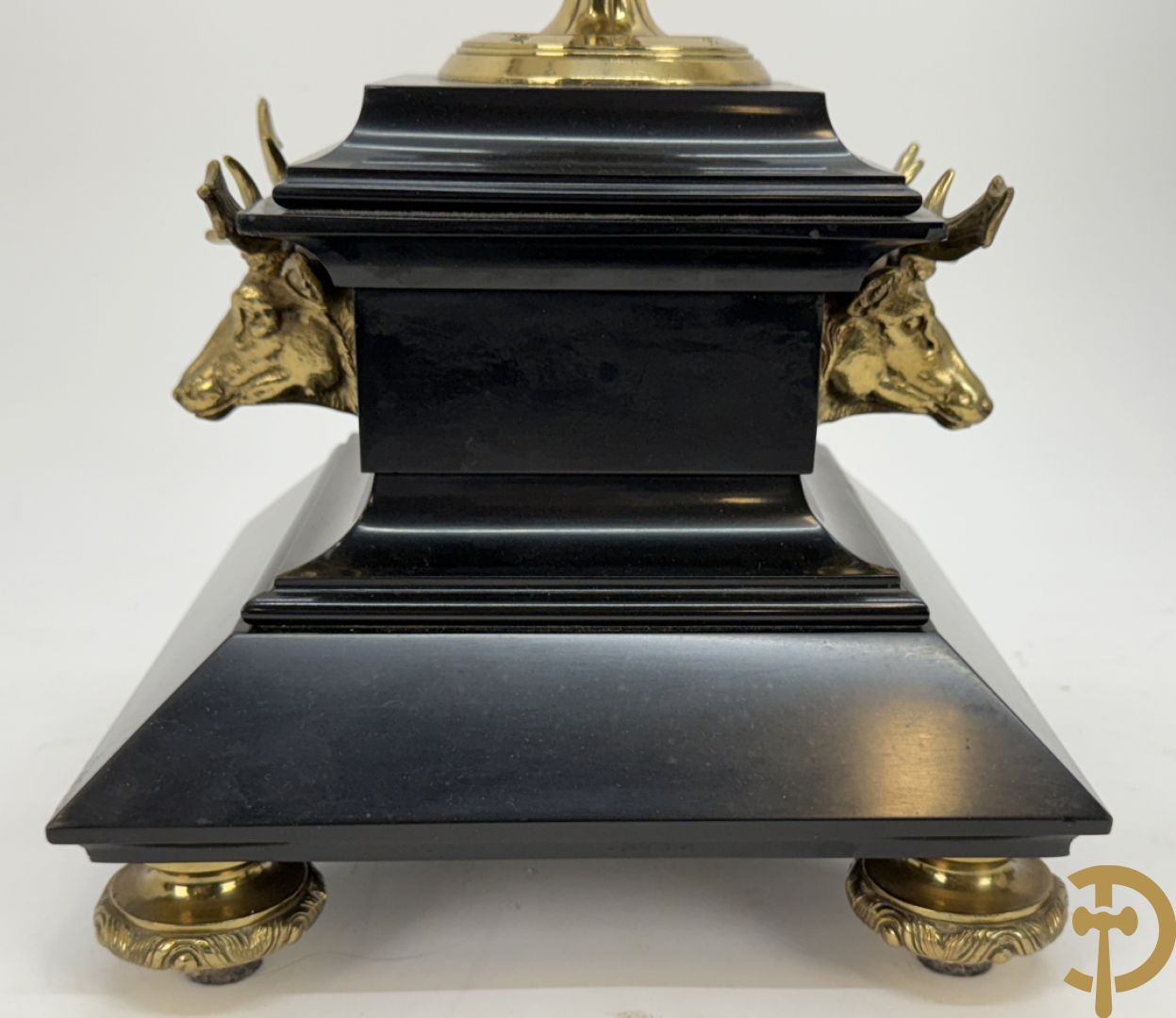 Zwart marmeren garnituur Napoleon III bestaande uit paar bronzen vuurrvergulde vijfarmige kandelaars bezet met vogels op zwarte marmeren basis met hertenkoppen + zwart marmeren middenstuk met klok bezet met hertenkoppen (zonder beeld)