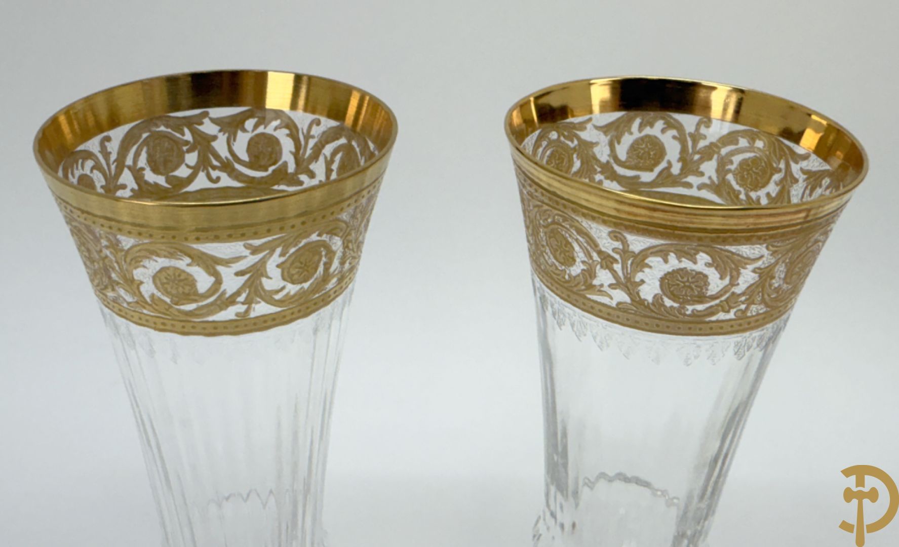 Zes fluitvormige kristallen champagne glazen met Thistle decor, cristallerie Saint Louis gemerkt