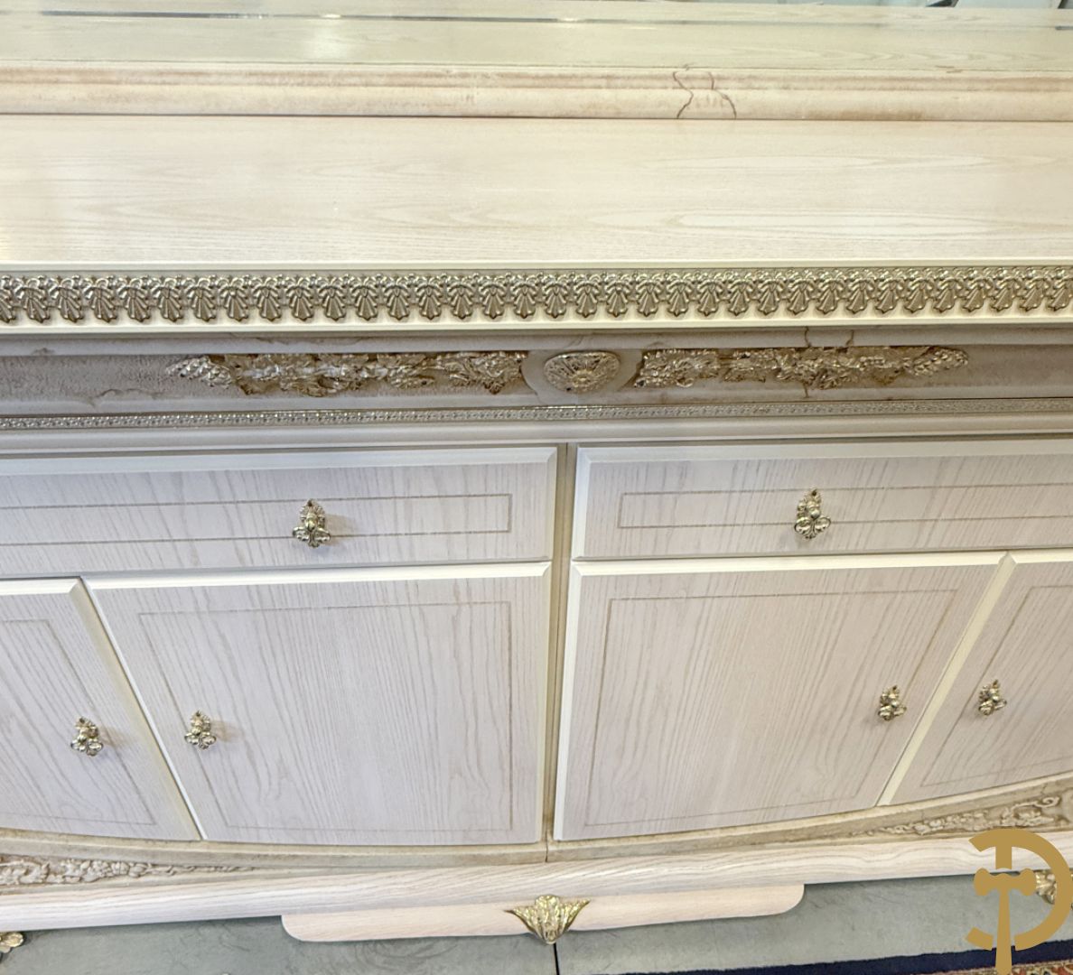 Uitzonderlijke eetkamer bestaande uit dressoir met 4 deuren en 2 lades op voluutvormig onderstel met rocailles opzij en boven met spiegel + bijhorende vitrine + console + spiegel + tafel op voluutvormig onderstel + 6 bijhorende armzetels met koperen frame - uniek ontwerp door de firma Vidal Grau Spaanse makelij, begin jaren 