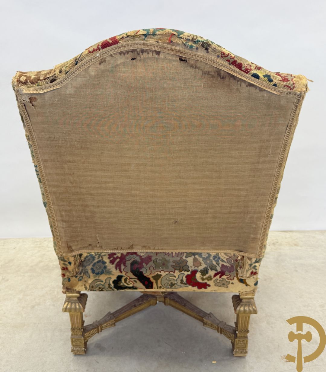 Vier vergulde Louis XIV kasteelarmzetels met geanimeerde scènes in petit points, 19e