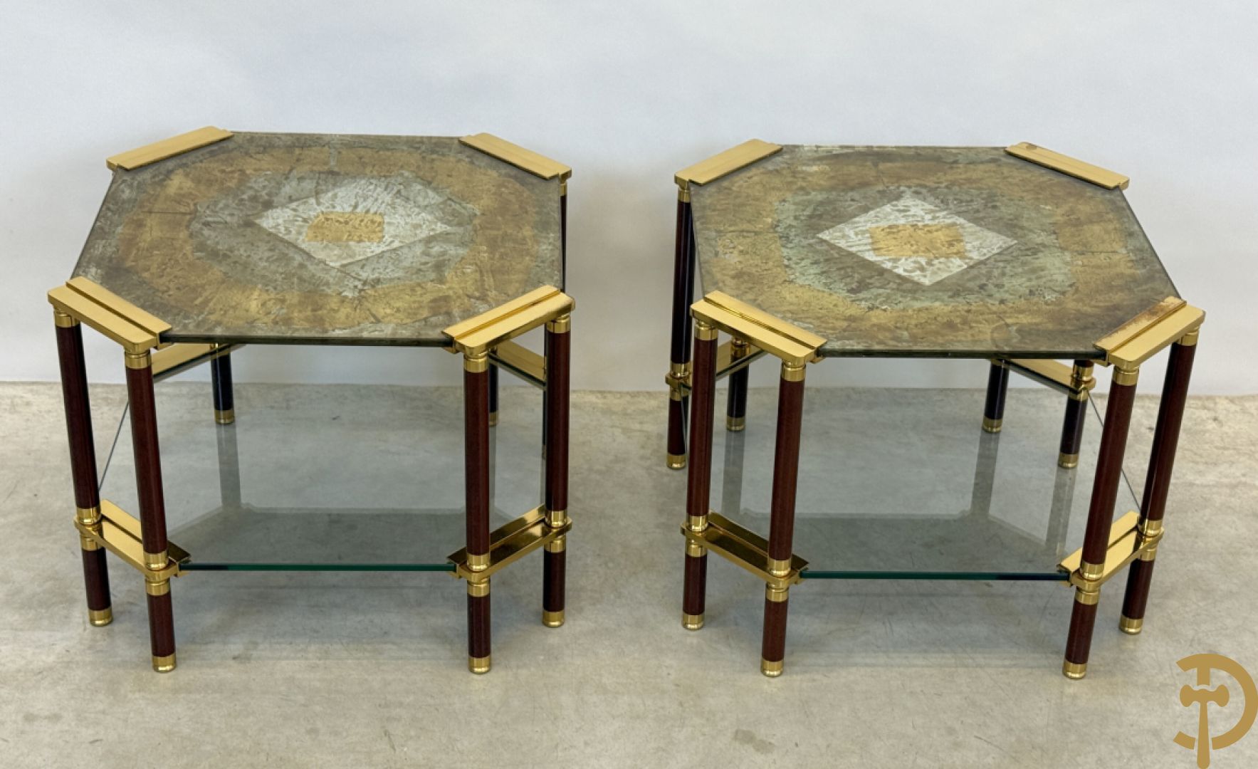 Vintage salontafel met geslepen glazen blad met bladgoud bewerkt op koperen voeten, Meersman Lucas getekend + 2 sidetables met geslepen glazen blad met bladgoud bewerkt op koperen voet, Meersman Lucas getekend + bijhorende lampadaire