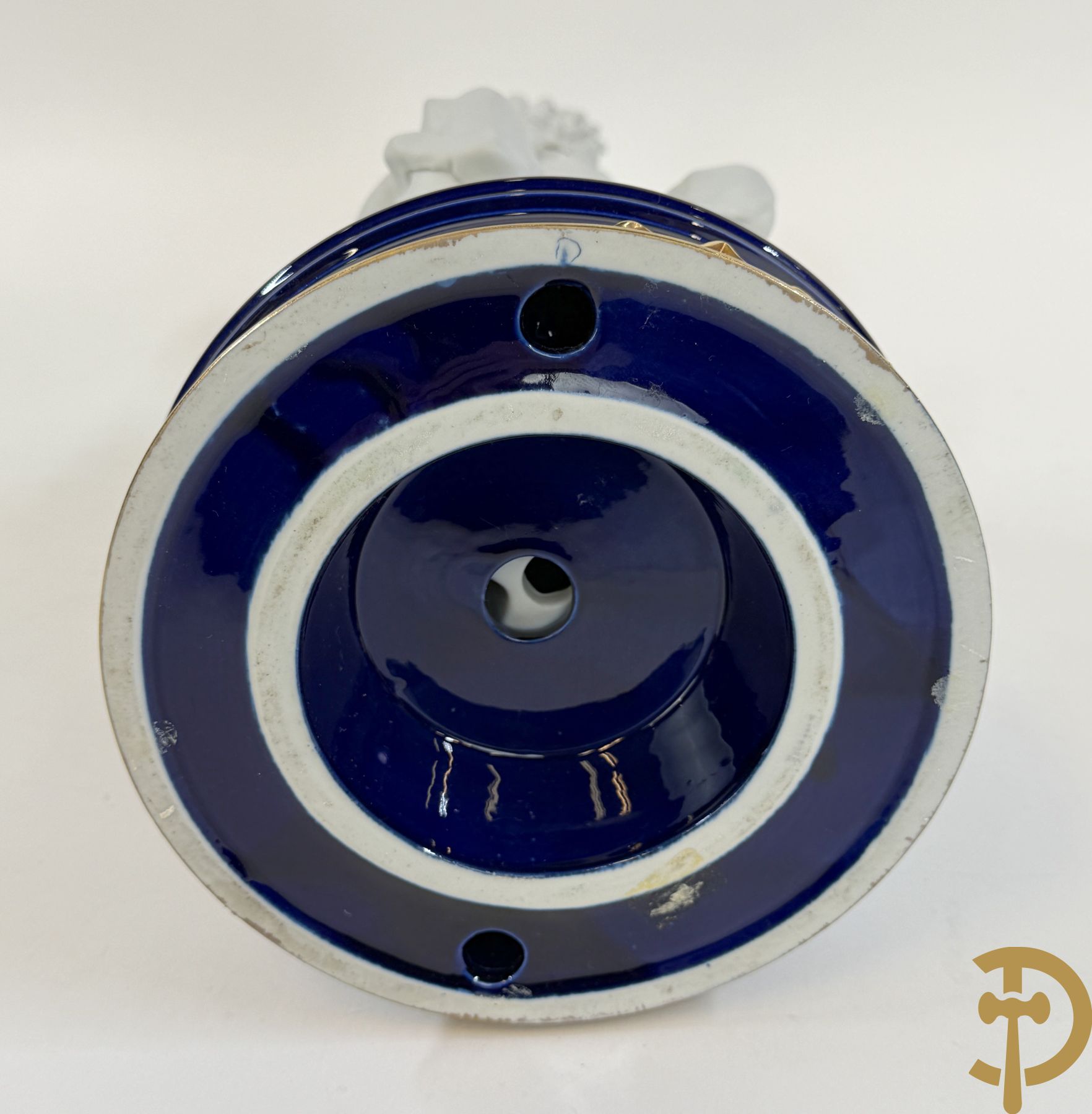 Italiaanse biscuitgroepen w.o. grote groep met 2 liggende naakte dames met zwaan, jongeman op rots, vioolspeler met edeldame, dame met kanten jurk en kinderen + Armani G. getekend 