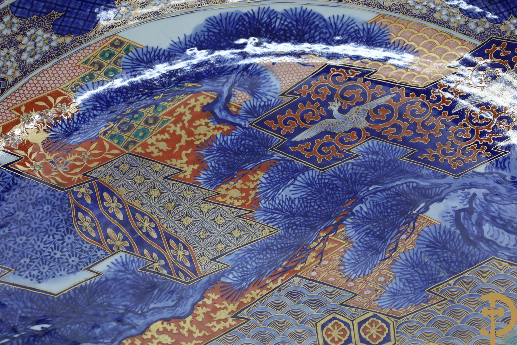 Zeer grote Japanse porseleinen Imari schotel met bloemendecor