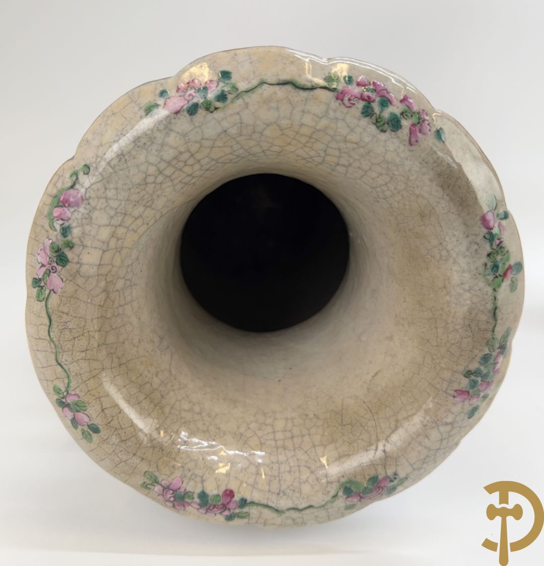 Paar Nankin vazen met dansende figuren en krijgertaferelen op houten sokkels