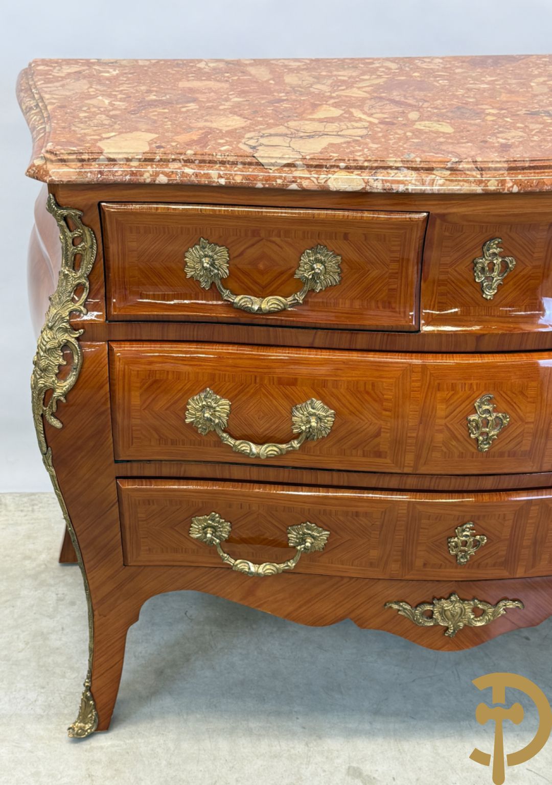 Gegalbeerde notelaren vierladencommode bezet met bronsbeslag en marmeren blad