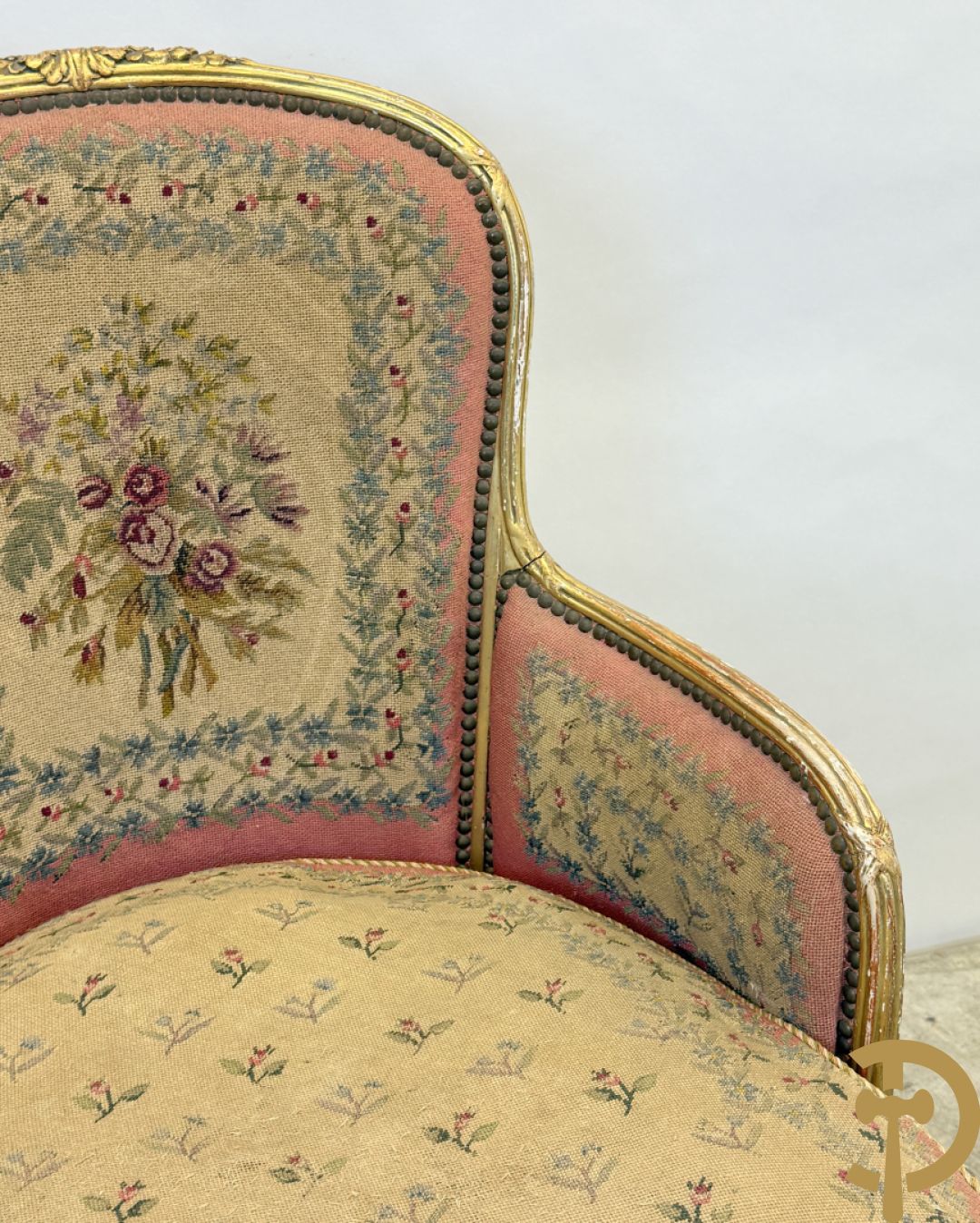 Vergulde Louis XVI chaise longue bezet met petit points met bloemendecor