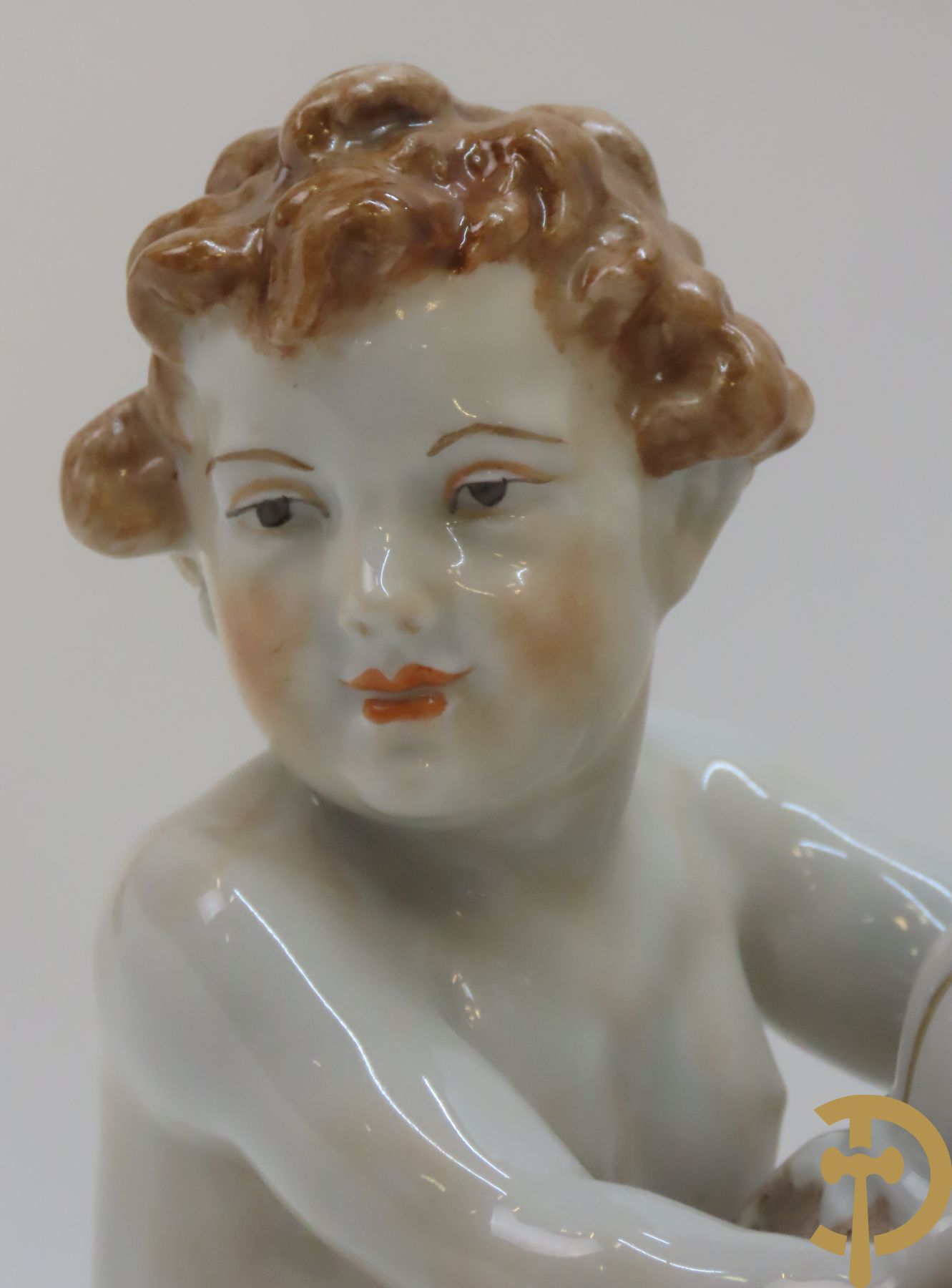 Twee porseleinen vijfarmige kandelaars met cupido