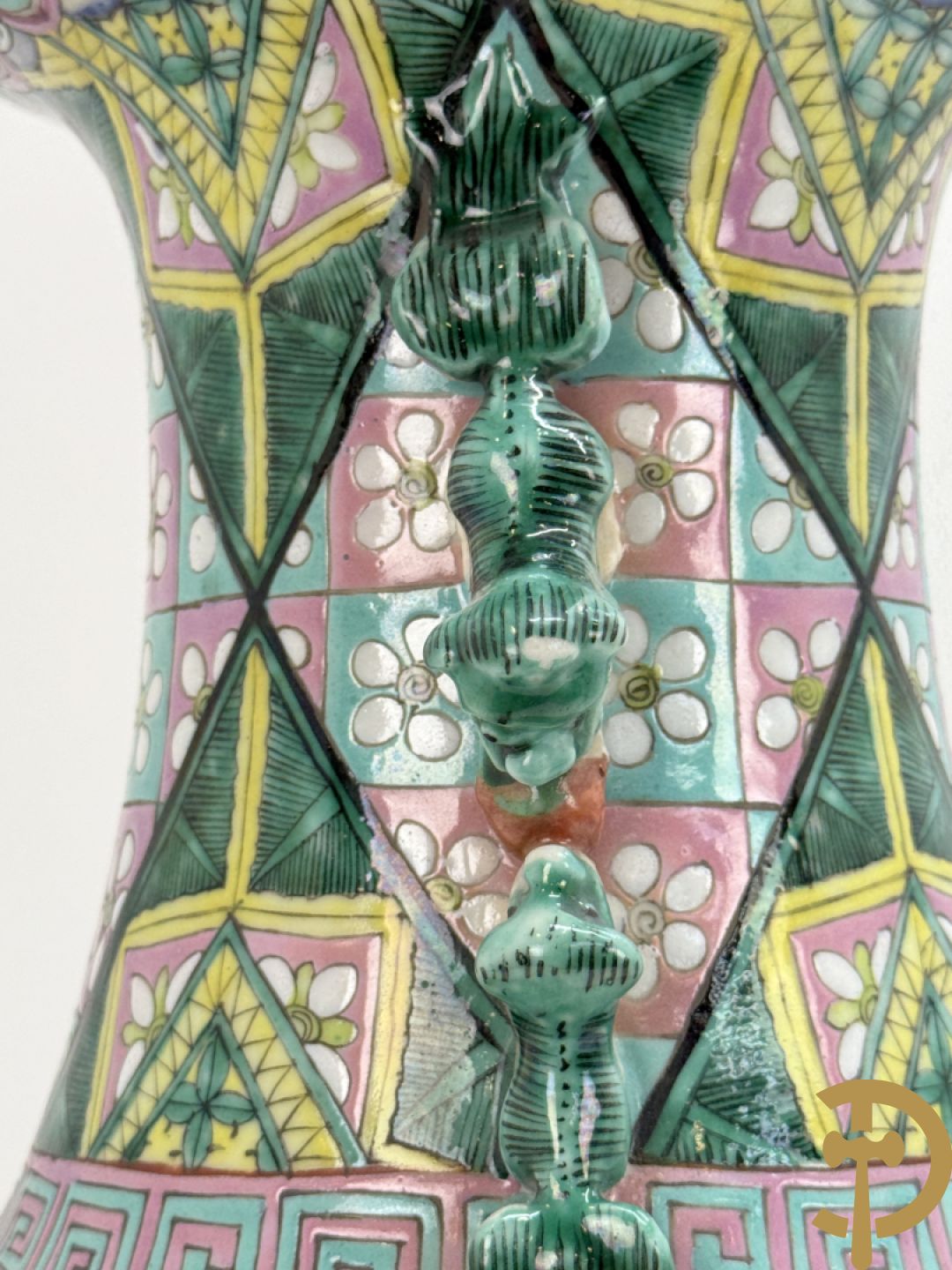 Chinese porseleinen vaas met ruitvormen en geometrische patronen, bovenaan met fo honden bezet