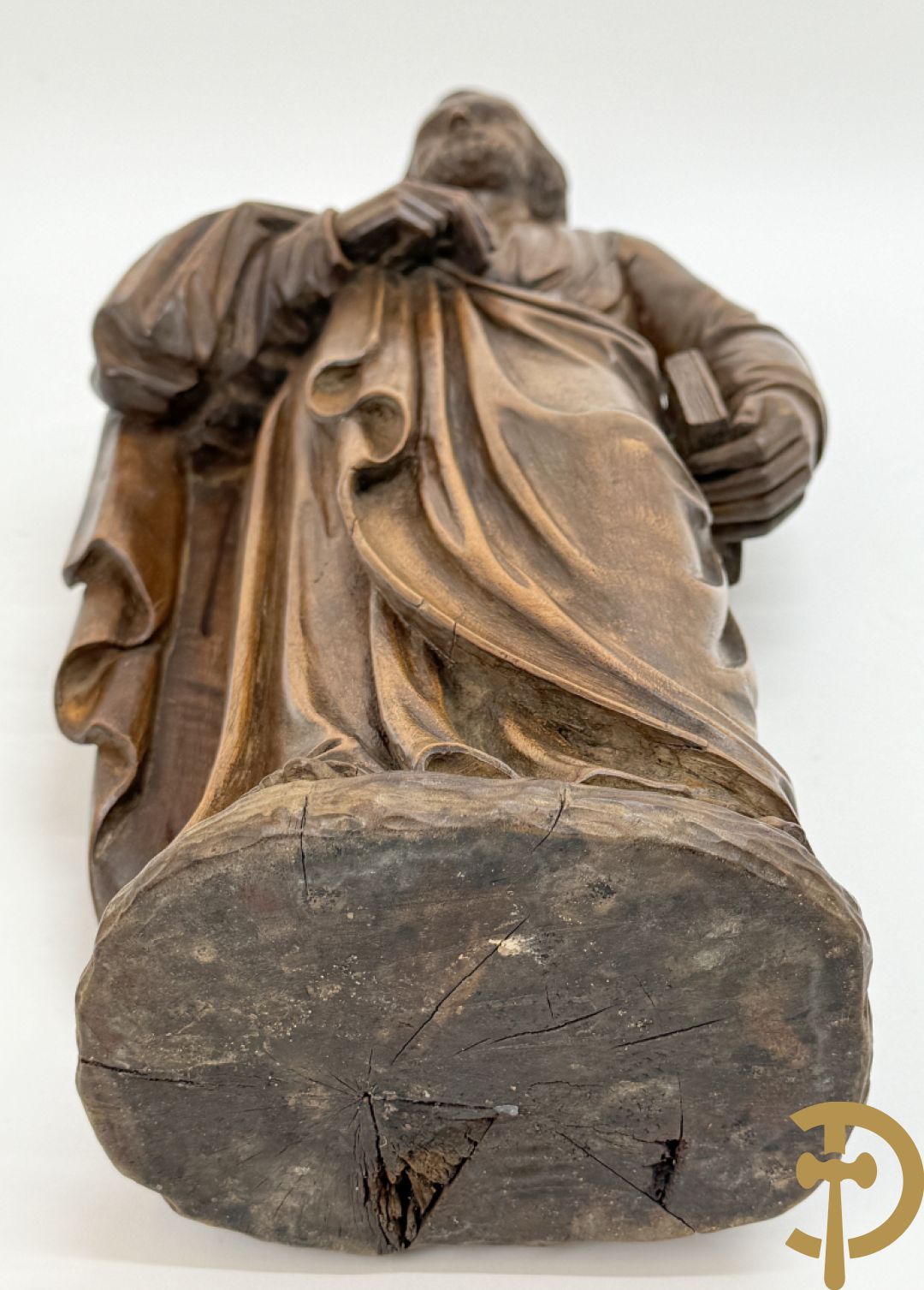 Houtsculptuur van evangelist met boek in de hand