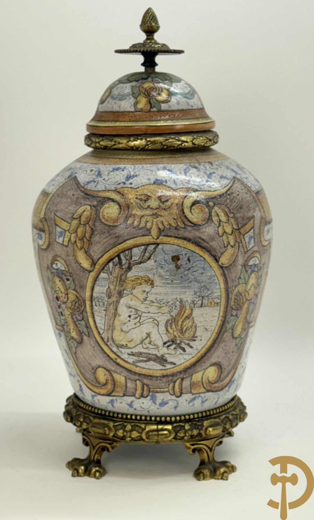 Dekselpotiche met decor van cupido in cartouche en bezet met bronzen ornamenten