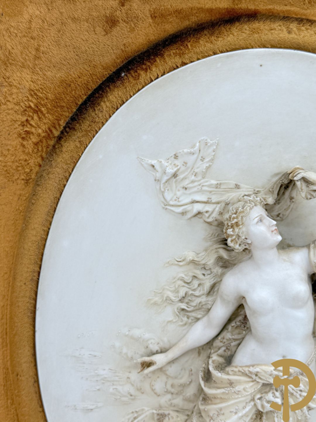 Paar ovale porseleinen plakkettes met elegante dame in bloemenveld