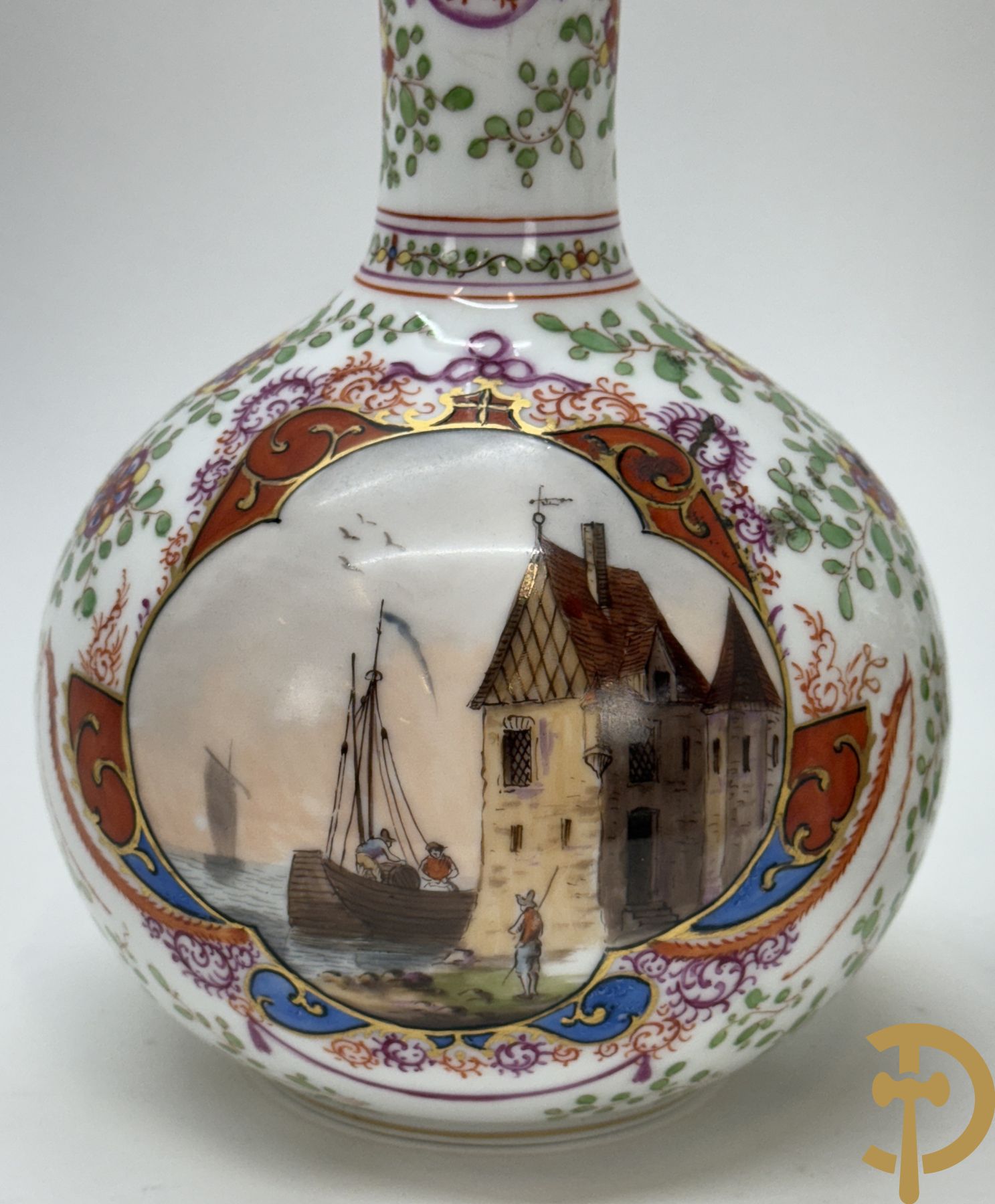 Paar kalebasvormige porseleienen vazen met antieke havenzichten + porseleinen vaasje met havenscènes, onderaan gemerkt