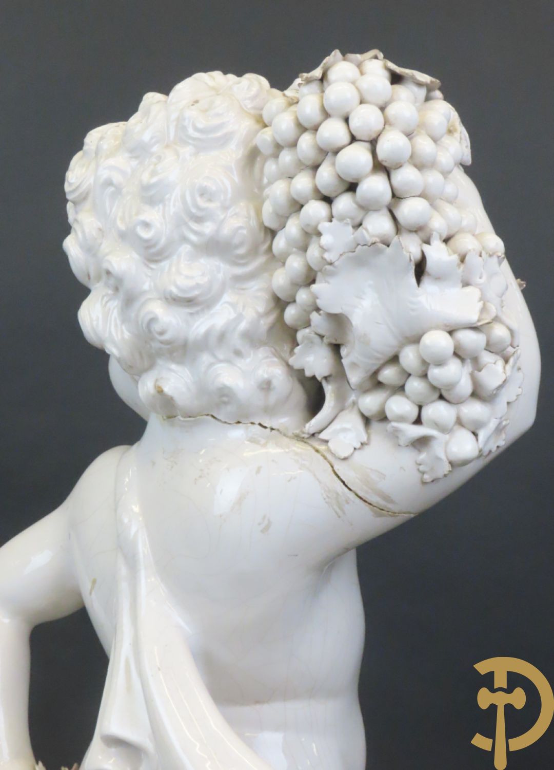 Engel met druiventrossen in Italiaanse majolica op sokkel