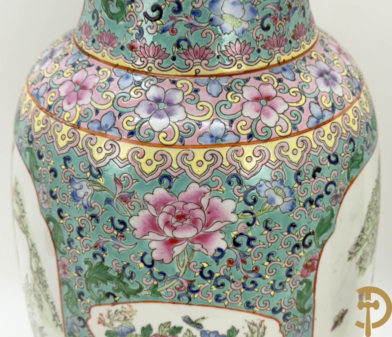 Paar Chinese vazen met geishadecor, rondom bezet met bloemen