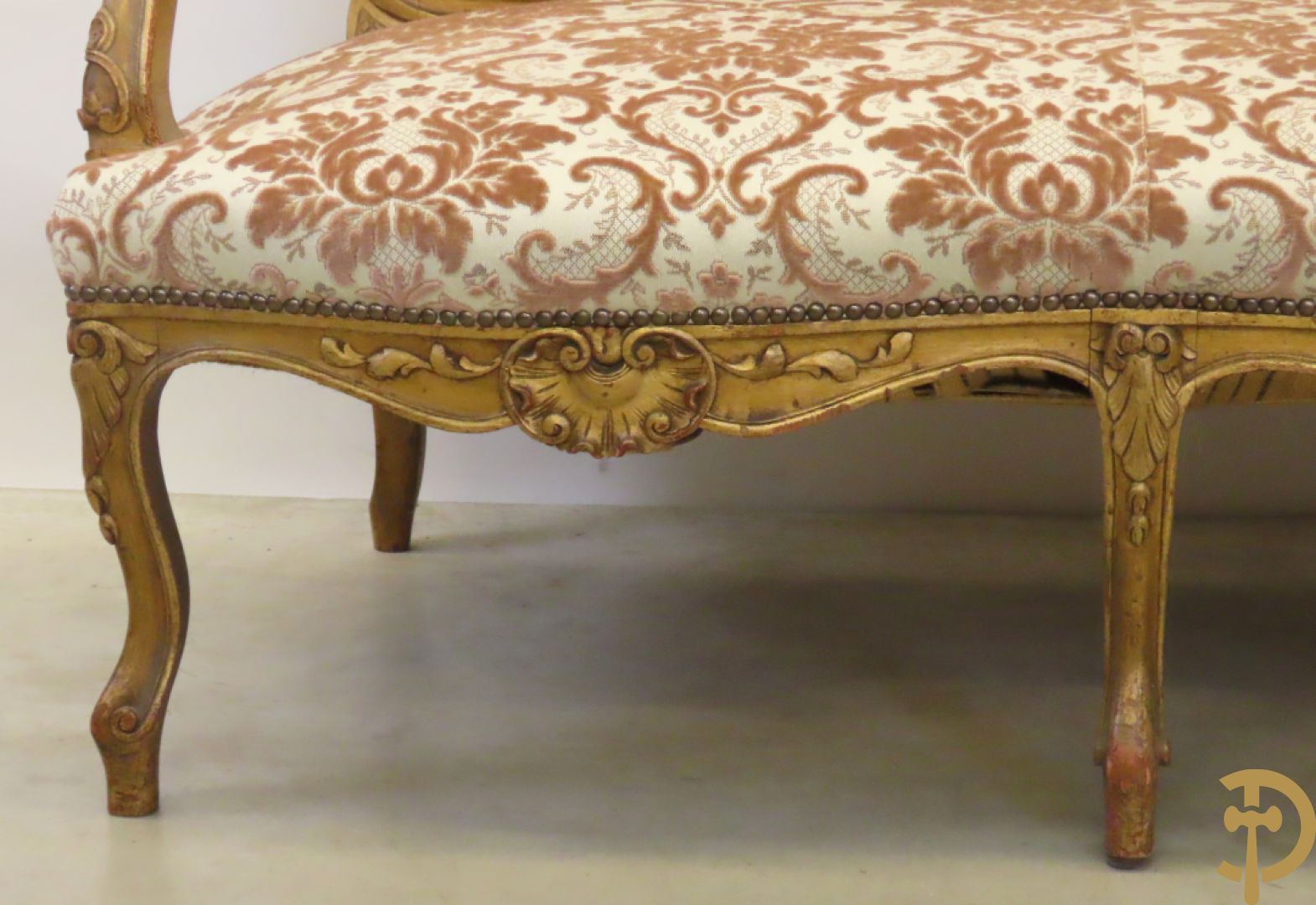 Vijfdelig verguld Louis XV salonensemble bestaande uit canapé en 4 fauteuils - met mooie accanthusranken en bloemensculptuur